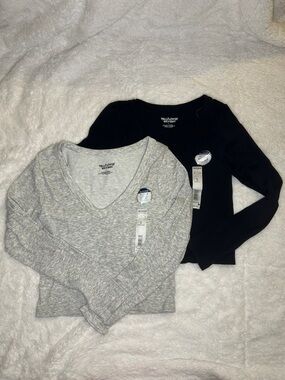 NWT Wallflower V-Neck Long Sleeve Tops in Black and Heather Gray
